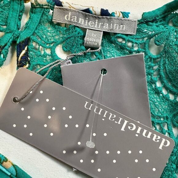 NWT Daniel Rainn Plus Size Green Floral Crochet Accent Tank Top Blouse Size 3XL - Picture 7 of 7